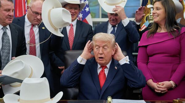 Президент Дональд Трамп в шутку поправляет прическу, чтобы сфотографироваться с членами мужской олимпийской сборной США по хоккею в Вашингтоне, США  - اسپوتنیک ایران  