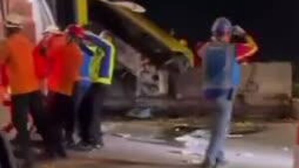 صبح دوشنبه حداقل 16 نفر در یک تصادف دلخراش اتوبوس در خروجی عوارضی در کراپیاک، سمارانگ، استان جاوه مرکزی، اندونزی کشته شدند - اسپوتنیک ایران  