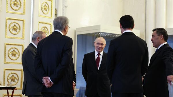 Президент РФ Владимир Путин и лидеры стран СНГ перед началом экскурсии в Государственном Эрмитаже в рамках неформального саммита СНГ в Санкт-Петербурге - اسپوتنیک ایران  