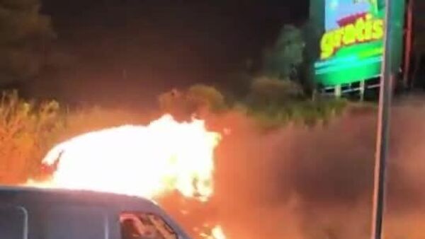 آتش گرفتن یک کامیون در جاده ای در کشور کاستاریکا - اسپوتنیک ایران  