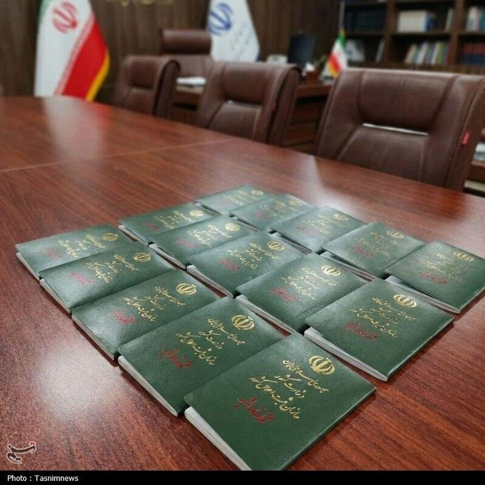 اهدای شناسنامه به خانواده 13 شهید «جنگ 12 روزه» زنجان - اسپوتنیک ایران  , 1920, 24.12.2025