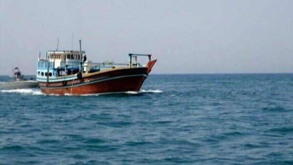 لنج حامل 55 هزار لیتر سوخت قاچاق در آب‌های کیش متوقف شد - اسپوتنیک ایران  