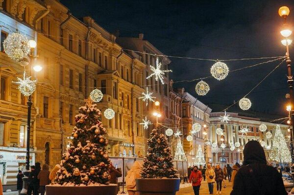 امسال سن پترزبورگ به زیبایی مسکو تزئین شده بود: جنگلی کامل از درختان صنوبر - اسپوتنیک ایران  
