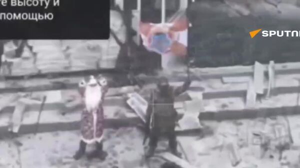 وزارت دفاع ویدیویی از سربازانی را نشان داد که پرچم‌های روسیه را در شهرهای آزاد شده گولیاپوله و دیمیتروف در دست داشتند - اسپوتنیک ایران  