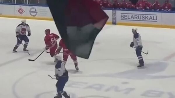 رئیس جمهور بلاروس گفت که پس از زمین خوردن روی یخ در طول مسابقه، حالش خوب است و فقط دچار کشیدگی عضله شده است - اسپوتنیک ایران  