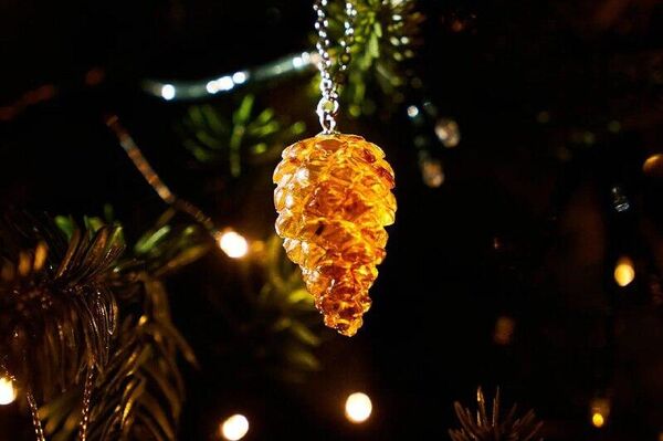 تزئینات درخت کریسمس از کهربا به شکل شخصیت‌های داستان‌ها در کالینینگراد روسیه در کارخانه محلی ساخته شدند - اسپوتنیک ایران  