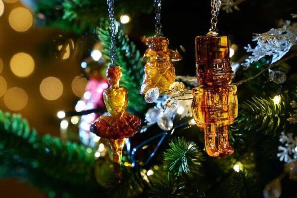 تزئینات درخت کریسمس از کهربا به شکل شخصیت‌های داستان‌ها در کالینینگراد روسیه در کارخانه محلی ساخته شدند - اسپوتنیک ایران  