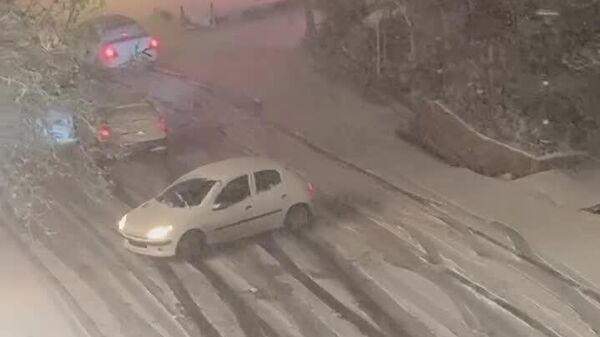 برف شبانه در مشهد؛ لغزندگی معابر و سر خوردن خودروها - اسپوتنیک ایران  