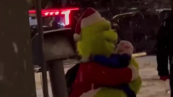 گرینچ در حال بغل کردن بچه‌های در حال عبور در مسکو - اسپوتنیک ایران  