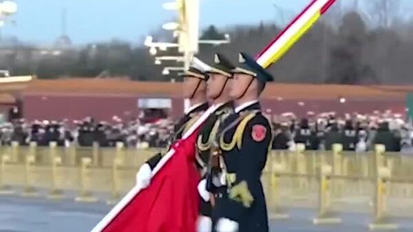 مراسم برافراشتن پرچم ملی چین در میدان تیان‌آن‌من برگزار شد که اولین مراسم در سال 2026 بود - اسپوتنیک ایران  