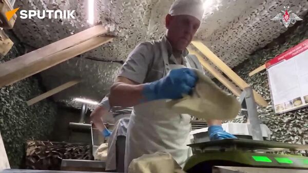 پخت نان روزانه ارتش روسیه - اسپوتنیک ایران  