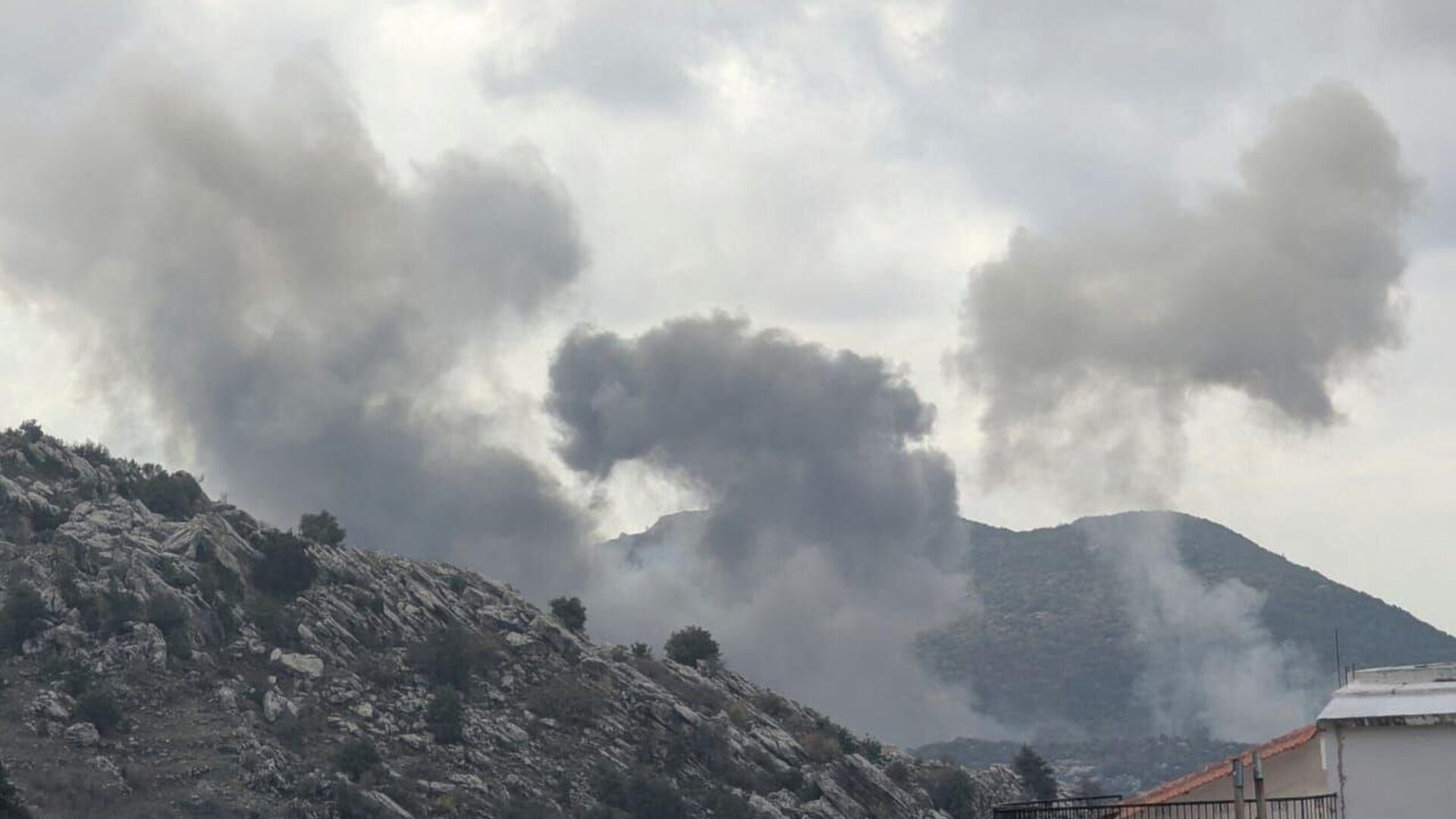 غارات إسرائيلية عنيفة تستهدف مناطق عدة في جنوب لبنان
غارات إسرائيلية عنيفة تستهدف مناطق عدة في جنوب لبنان
- اسپوتنیک ایران , 1920, 02.01.2026