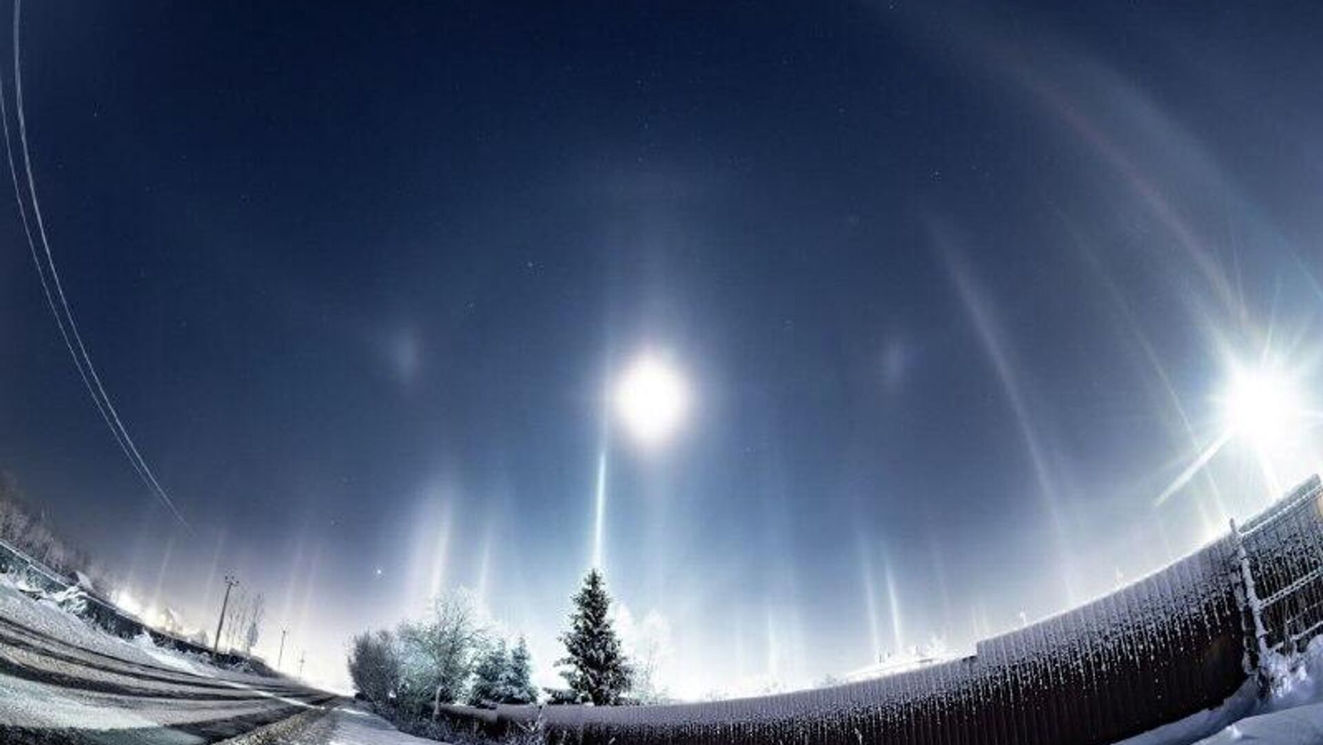 «ستونهای نور» در منطقه لنینگراد مشاهده شد «ستونهای نور» در منطقه لنینگراد مشاهده شد - اسپوتنیک ایران , 1920, 02.01.2026