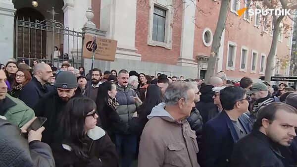 صدها نفر در اعتراض به بمباران ونزوئلا و ربودن نیکولاس مادورو، رئیس جمهور این کشور در مقابل سفارت آمریکا در مادرید تجمع کردند - اسپوتنیک ایران  