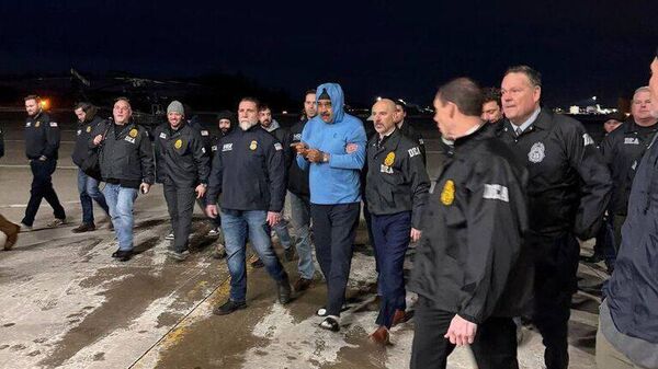 رسانه: انتظار می‌رود نیکولاس مادورو و همسرش، سیلیا فلورس، روز دوشنبه برای اولین بار در دادگاه فدرال منهتن حاضر شوند - اسپوتنیک ایران  