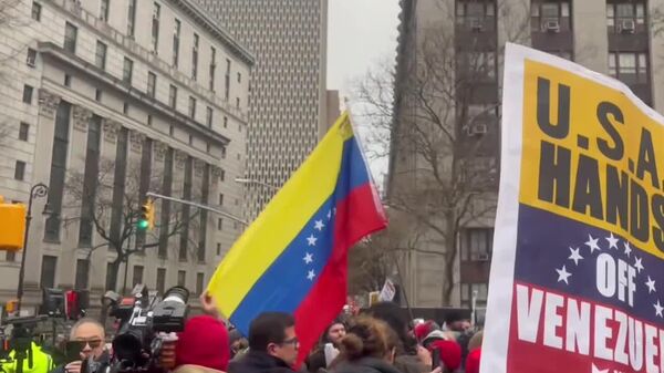 تظاهرکنندگان همچنان در مقابل دادگاه منهتن، جایی که مادورو به آنجا منتقل شده، اعتراض می‌کنند - اسپوتنیک ایران  