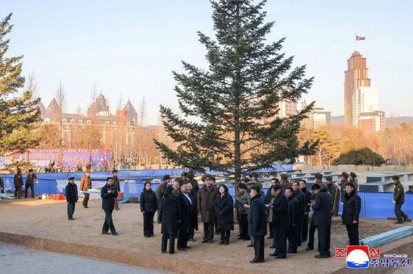 رهبر کره شمالی از محل موزه‌ای که به افتخار سربازان اعزامی به خارج از کشور ساخته شده، بازدید کرد - اسپوتنیک ایران  