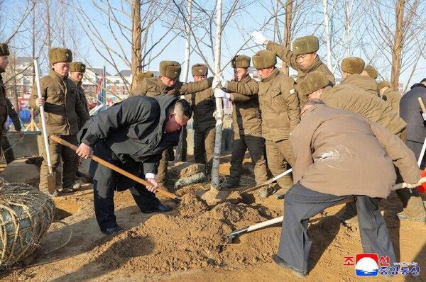 رهبر کره شمالی از محل موزه‌ای که به افتخار سربازان اعزامی به خارج از کشور ساخته شده، بازدید کرد - اسپوتنیک ایران  