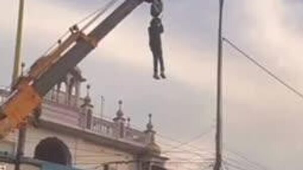 در پنجاب، مردی برای آزاد کردن پرنده کوچکی که در سیم‌های برق گیر کرده بود، از یک جرثقیل در حال حرکت آویزان شد - اسپوتنیک ایران  