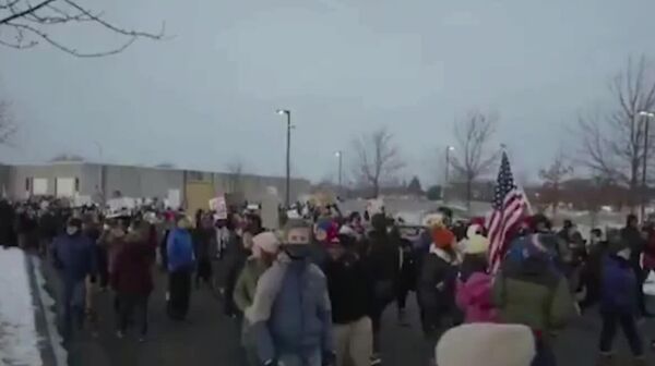 اعتراضات در مینه‌سوتا؛ استفاده پلیس از اسپری فلفل برای متفرق کردن جمعیت - اسپوتنیک ایران  