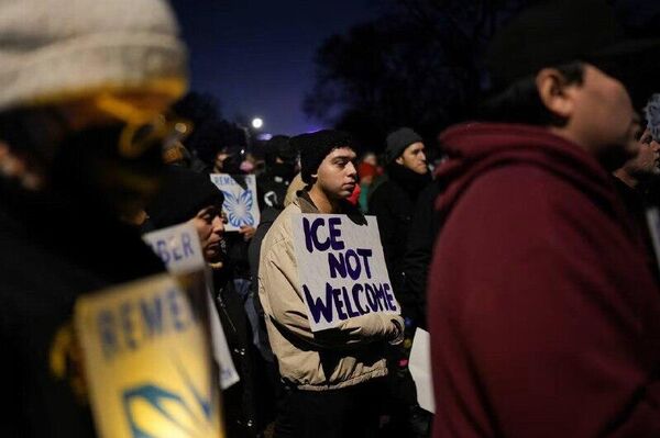 اعتراضات در مینه‌سوتا؛ استفاده پلیس از اسپری فلفل برای متفرق کردن جمعیت - اسپوتنیک ایران  