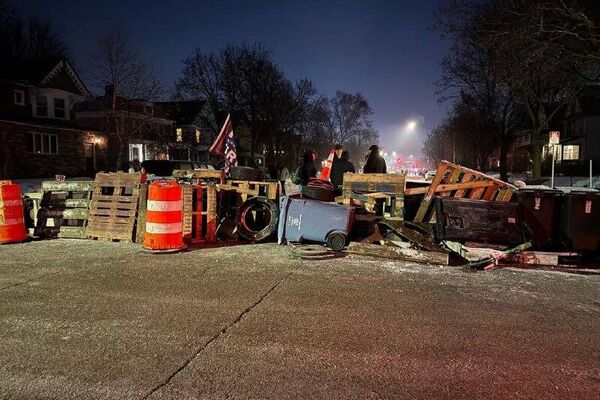 اعتراضات در مینه‌سوتا؛ استفاده پلیس از اسپری فلفل برای متفرق کردن جمعیت - اسپوتنیک ایران  