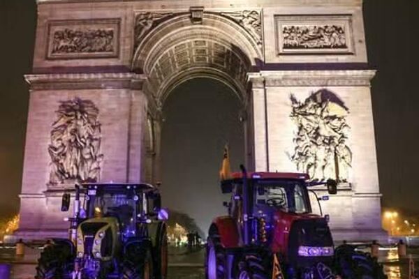کود حیوانی در خیابانها و تراکتورها در طاق پیروزی؛ دور جدیدی از اعتراضات کشاورزان در فرانسه کود حیوانی در خیابانها و تراکتورها در طاق پیروزی؛ دور جدیدی از اعتراضات کشاورزان در فرانسه - اسپوتنیک ایران