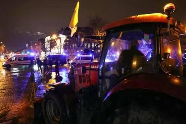 کود حیوانی در خیابانها و تراکتورها در طاق پیروزی؛ دور جدیدی از اعتراضات کشاورزان در فرانسه کود حیوانی در خیابانها و تراکتورها در طاق پیروزی؛ دور جدیدی از اعتراضات کشاورزان در فرانسه - اسپوتنیک ایران