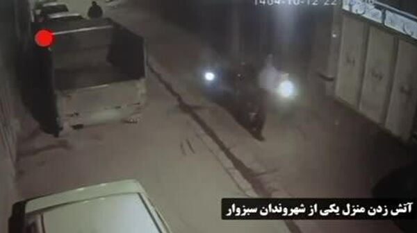 لحظه‌ آتش‌زدن منزل یکی از شهروندان سبزواری توسط تروریست‌های مسلح در حوادث اخیر - اسپوتنیک ایران  