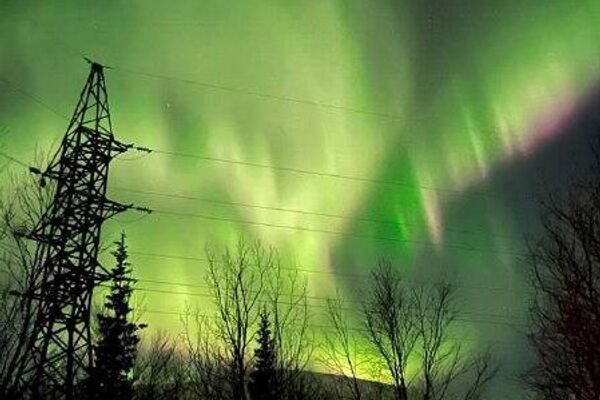 امواج بنفش زمردی شفقهای قطبی به دلیل طوفان مغناطیسی ضعیف، آسمان شمال روسیه را رنگین کرده است امواج بنفش زمردی شفقهای قطبی به دلیل طوفان مغناطیسی ضعیف، آسمان شمال روسیه را رنگین کرده است - اسپوتنیک ایران