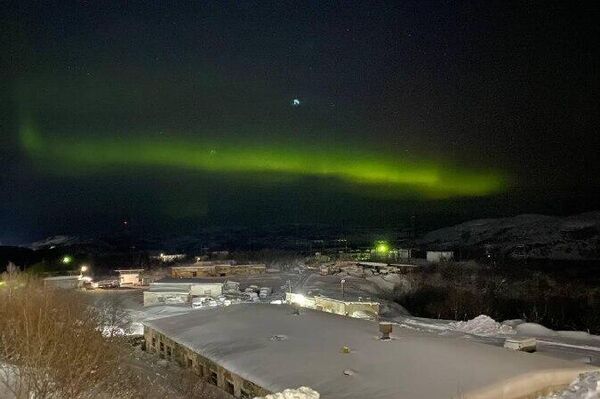 امواج بنفش زمردی شفقهای قطبی به دلیل طوفان مغناطیسی ضعیف، آسمان شمال روسیه را رنگین کرده است امواج بنفش زمردی شفقهای قطبی به دلیل طوفان مغناطیسی ضعیف، آسمان شمال روسیه را رنگین کرده است - اسپوتنیک ایران