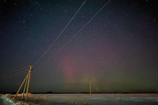امواج بنفش زمردی شفقهای قطبی به دلیل طوفان مغناطیسی ضعیف، آسمان شمال روسیه را رنگین کرده است امواج بنفش زمردی شفقهای قطبی به دلیل طوفان مغناطیسی ضعیف، آسمان شمال روسیه را رنگین کرده است - اسپوتنیک ایران