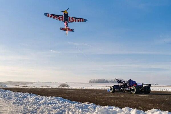 مارتین شونکا، قهرمان سابق مسابقات هوایی ردبول از جمهوری چک، یکی از دیوانه‌وارترین و دقیق‌ترین حرکات نمایشی تاریخ ورزش‌های موتوری را انجام داد - اسپوتنیک ایران  