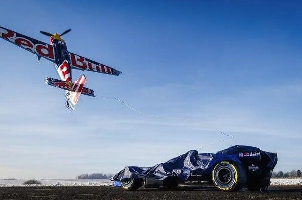 مارتین شونکا، قهرمان سابق مسابقات هوایی ردبول از جمهوری چک، یکی از دیوانه‌وارترین و دقیق‌ترین حرکات نمایشی تاریخ ورزش‌های موتوری را انجام داد - اسپوتنیک ایران  