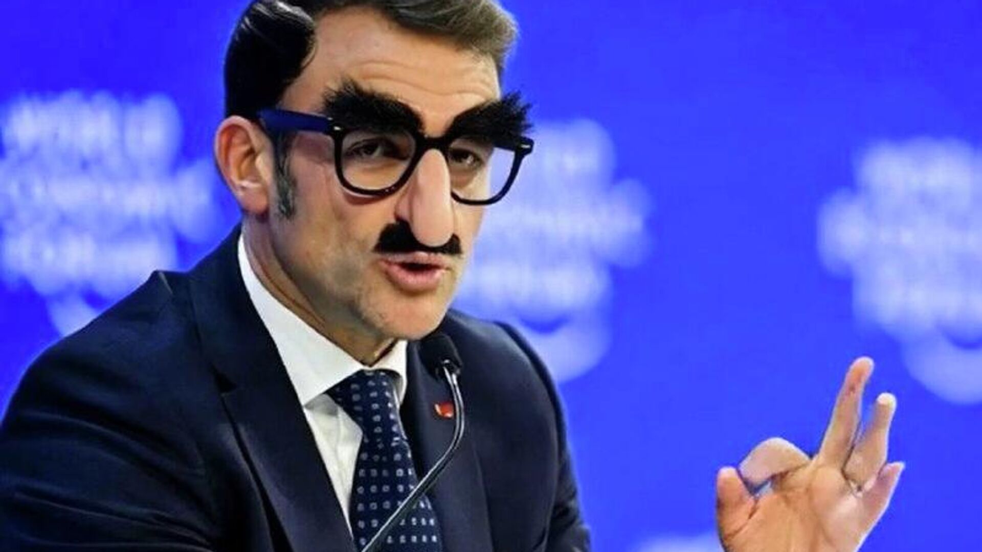 کاربران اینترنت، حضور مکرون در مجمع جهانی اقتصاد در داووس با عینک آفتابی را به سخره گرفتند کاربران اینترنت، حضور مکرون در مجمع جهانی اقتصاد در داووس با عینک آفتابی را به سخره گرفتند - اسپوتنیک ایران , 1920, 21.01.2026