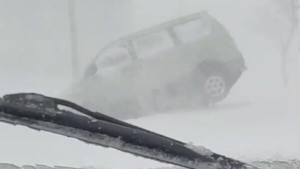 گرفتاری خودروها در جزایر کوریل روسیه در میان برف ها - اسپوتنیک ایران  