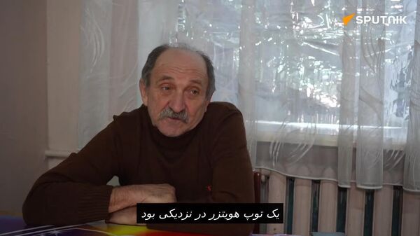 پناهنده اوکراینی به یاد می‌آورد که سربازان اوکراینی در حیاط خانه‌های شخصی در کراسنوارمیسک، توپخانه مستقر کرده بودند - اسپوتنیک ایران  