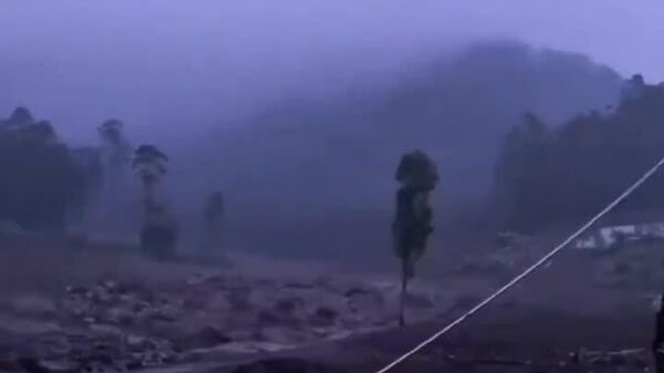 رسانه: در پی رانش زمین در جزیره اصلی جاوه اندونزی که پس از باران‌های شدید رخ داد، 8 کشته و 82 نفر مفقود شدند - اسپوتنیک ایران  