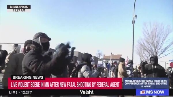 پس از کشته شدن یک مرد توسط ماموران فدرال آمریکا، اعتراضات تازه‌ای علیه اداره مهاجرت و گمرک آمریکا در مینیاپولیس آغاز شد - اسپوتنیک ایران  