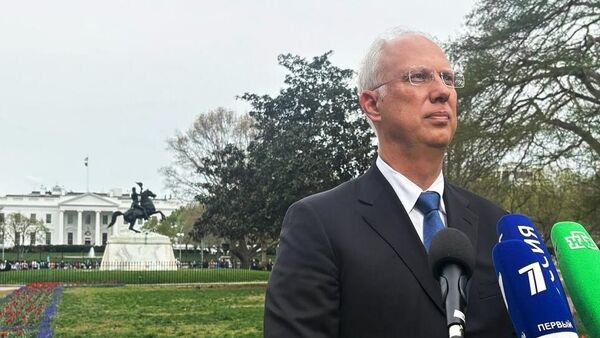 L'envoyé présidentiel russe pour la coopération internationale, Kirill Dmitriev, à l'issue d'une réunion avec des représentants de l'administration US à Washington, avril 2025 - اسپوتنیک ایران  