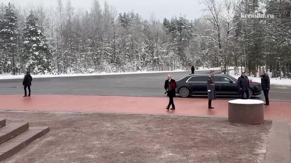 پوتین در سالگرد رفع محاصره لنینگراد گل‌ به پای یادبود «سنگ مرزی» در منطقه نفسکی نثار کرد - اسپوتنیک ایران  