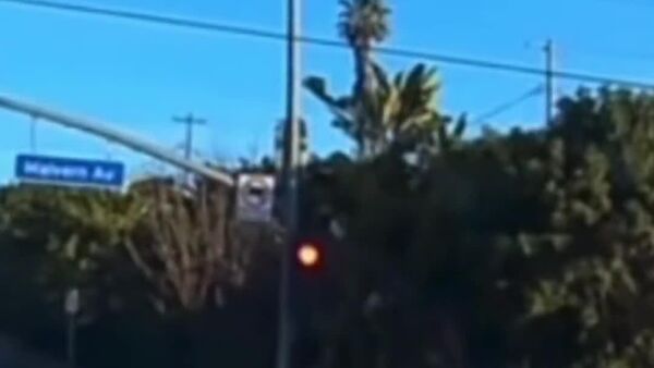 زنده ماندن معجزه آسای نوزاد یک ساله ای که از یک خودروی در حال حرکت بیرون افتاد - اسپوتنیک ایران  