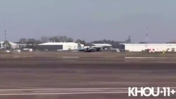 هواپیمای ناسا هنگام فرود اضطراری در شهر هوستون، با شکم خود روی باند فرودگاه نشست - اسپوتنیک ایران  