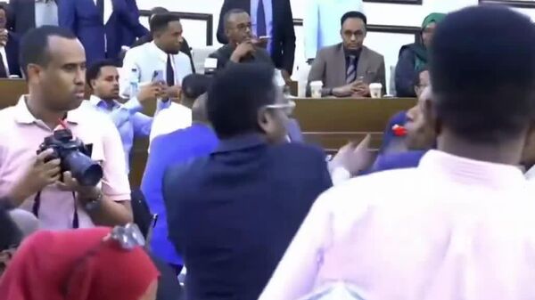 درگیری بین عبداللهی شیخ اسماعیل فرتاج، وزیر امنیت سومالی و حسن فرینبی، نماینده پارلمان این کشور - اسپوتنیک ایران  