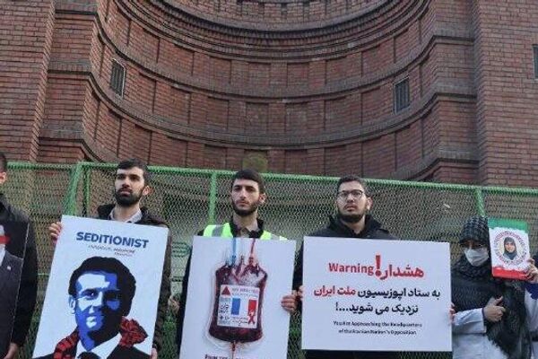 تجمع بسیج دانشجویان ایرانی در مقابل سفارت فرانسه در اعتراض به تروریستی خواندن سپاه تجمع بسیج دانشجویان ایرانی در مقابل سفارت فرانسه در اعتراض به تروریستی خواندن سپاه - اسپوتنیک ایران