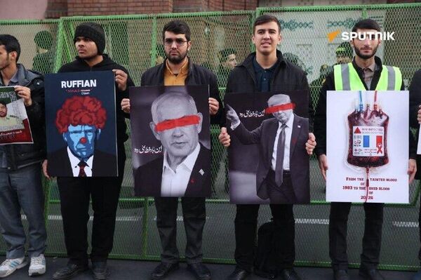 تجمع بسیج دانشجویان ایرانی در مقابل سفارت فرانسه در اعتراض به تروریستی خواندن سپاه تجمع بسیج دانشجویان ایرانی در مقابل سفارت فرانسه در اعتراض به تروریستی خواندن سپاه - اسپوتنیک ایران