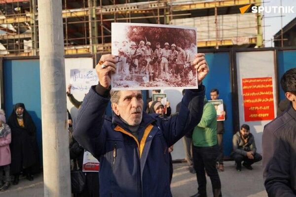 تجمع بسیج دانشجویان ایرانی در مقابل سفارت فرانسه در اعتراض به تروریستی خواندن سپاه تجمع بسیج دانشجویان ایرانی در مقابل سفارت فرانسه در اعتراض به تروریستی خواندن سپاه - اسپوتنیک ایران