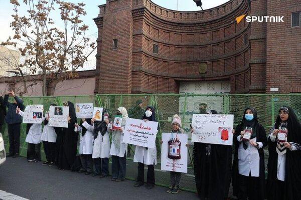 تجمع بسیج دانشجویان ایرانی در مقابل سفارت فرانسه در اعتراض به تروریستی خواندن سپاه تجمع بسیج دانشجویان ایرانی در مقابل سفارت فرانسه در اعتراض به تروریستی خواندن سپاه - اسپوتنیک ایران