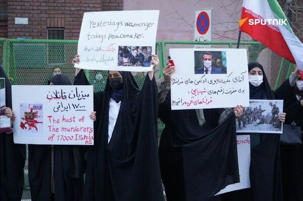 تجمع بسیج دانشجویان ایرانی در مقابل سفارت فرانسه در اعتراض به تروریستی خواندن سپاه تجمع بسیج دانشجویان ایرانی در مقابل سفارت فرانسه در اعتراض به تروریستی خواندن سپاه - اسپوتنیک ایران