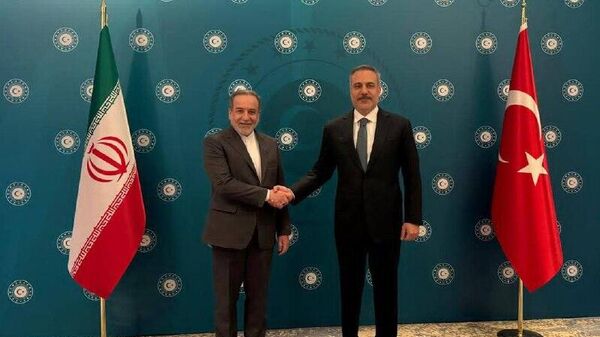 دیدار و گفتگوی عراقچی با وزیر خارجه ترکیه در استانبول - اسپوتنیک ایران  